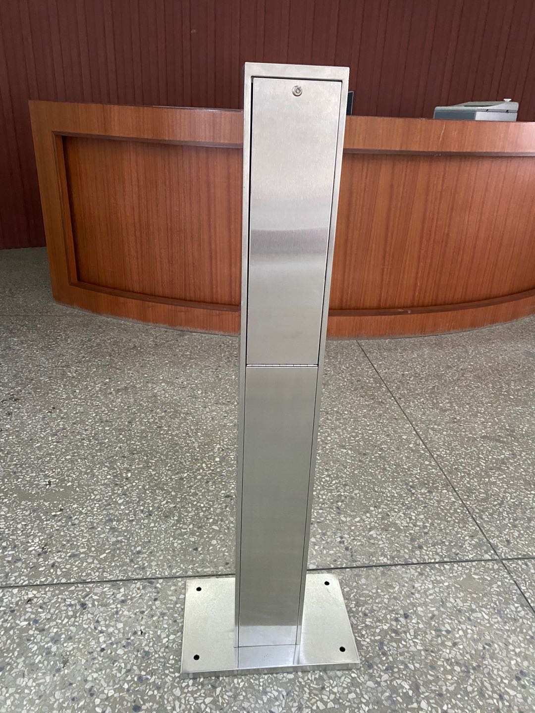 Distributeur de désinfectant pour les mains sans contact avec commande à pédale