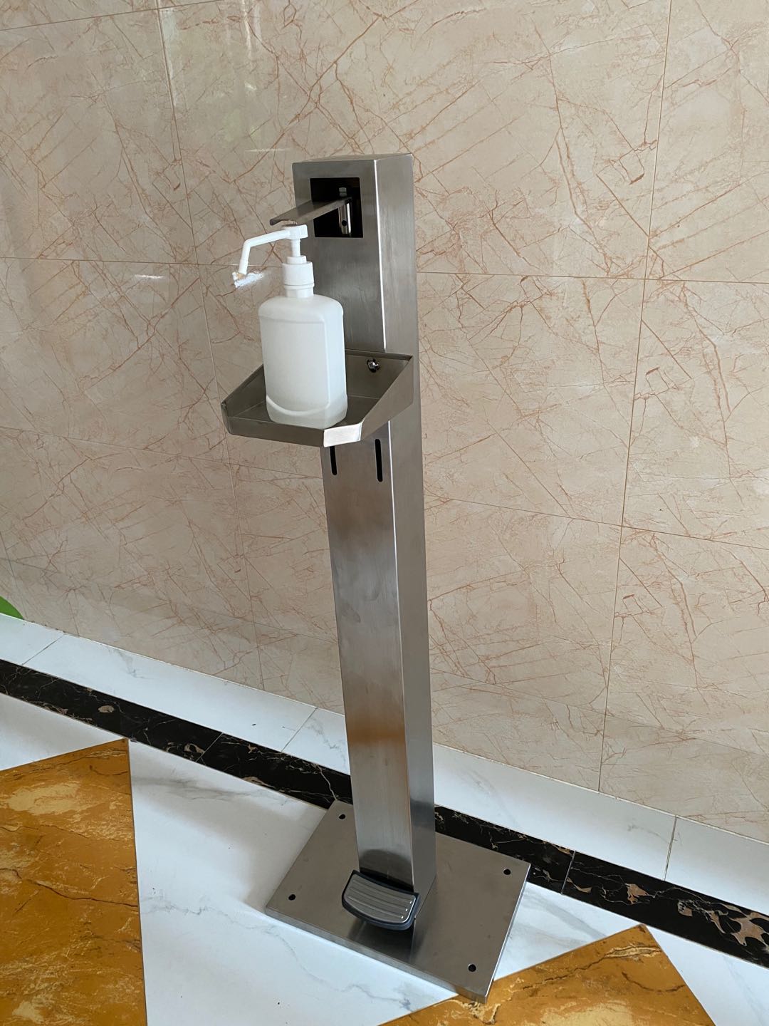 Distributeur de désinfectant pour les mains avec commande au pied